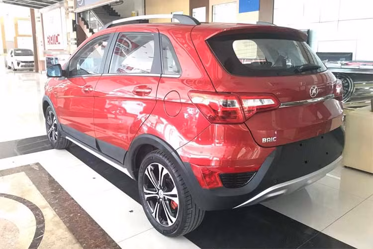 Cuối năm 2017 vừa qua, nhiều mẫu xe mới hấp dẫn hơn của thương hiệu BAIC tiếp tục đổ bộ thị trường Việt Nam. Trong số đó có cái tên V2 – vẫu SUV cỡ nhỏ cạnh tranh trực tiếp với Ford EcoSport, Hyundai i20 Active, Chevrolet Trax... Mẫu xe này có giá bán lẻ rẻ nhất phân khúc khi chỉ ở mức 468 triệu đồng đã bao gồm VAT và lệ phí trước bạ.