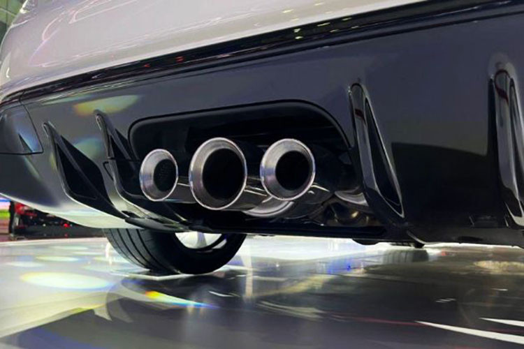 Các chi tiết khác có thể kể đến như logo Honda với nền màu đỏ, logo Type R được lắp đặt tại nhiều vị trí như lưới tản nhiệt, đuôi xe và cụm ống xả thể thao thiết kế khá ấn tượng...