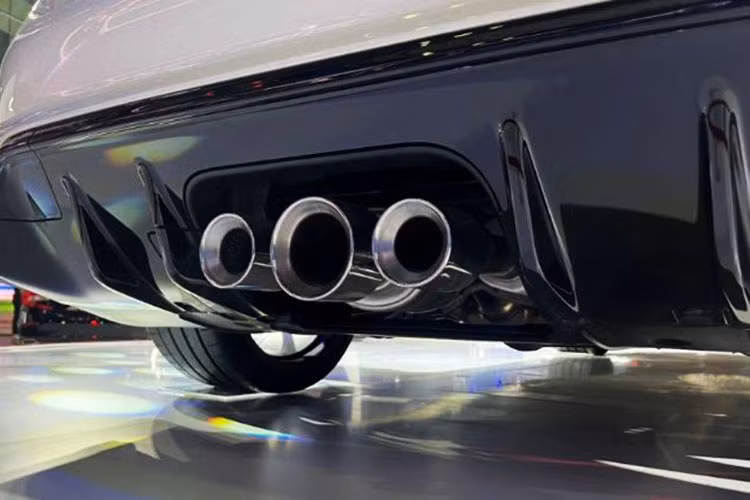 Các chi tiết khác có thể kể đến như logo Honda với nền màu đỏ, logo Type R được lắp đặt tại nhiều vị trí như lưới tản nhiệt, đuôi xe và cụm ống xả thể thao thiết kế khá ấn tượng...