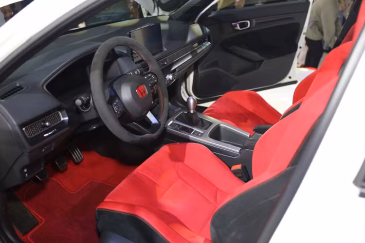 Honda Civic Type R có thiết kế tập trung vào người lái. Hàng ghế trước là loại chỉnh cơ và bọc da màu đỏ, trong khi logo Type R xuất hiện trên tựa đầu và mặt lưng ghế. Hàng ghế sau được bọc da màu đen. Độ tiện nghi ở hàng ghế sau chưa được chú trọng nhiều khi không có cửa gió điều hòa riêng.