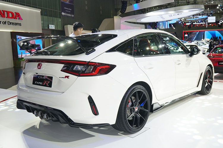 Honda Civic Type R là biểu tượng của tinh thần thể thao tuyệt đối, hứa hẹn mang đến trải nghiệm “đua” bất tận sau tay lái, cảm giác phấn khích tột đỉnh cho các tay đua và những người đam mê tốc độ tại Việt Nam.