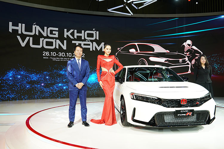 Điểm nhấn của không chỉ riêng gian hàng HVN mà của chính triển lãm năm nay là mẫu xe thể thao danh tiếng trên toàn cầu Honda Civic Type R thế hệ thứ 6 hoàn toàn mới, lần đầu tiên ra mắt thị trường Việt Nam và khu vực Châu Á Thái Bình Dương.
