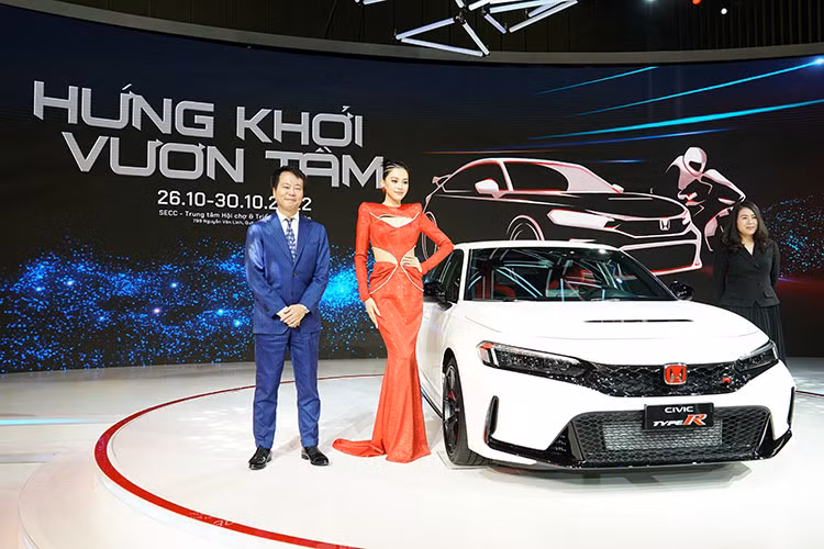 Điểm nhấn của không chỉ riêng gian hàng HVN mà của chính triển lãm năm nay là mẫu xe thể thao danh tiếng trên toàn cầu Honda Civic Type R thế hệ thứ 6 hoàn toàn mới, lần đầu tiên ra mắt thị trường Việt Nam và khu vực Châu Á Thái Bình Dương.