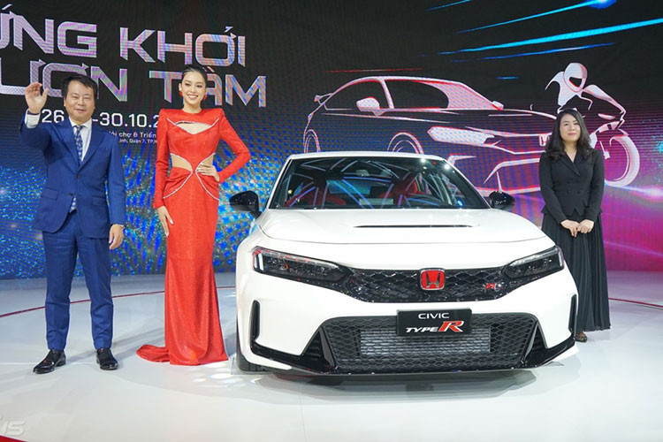 Civic Type R thế hệ thứ sáu được nhập khẩu nguyên chiếc từ Nhật Bản với 5 tùy chọn màu sắc: Trắng; Đỏ; Xanh; Xám; Đen sẽ chính thức được phân phối tại Việt Nam với số lượng giới hạn. Giá xe Honda Civic Type R 2023 chưa công bố, nhưng dự đoán không dưới 2 tỷ đồng. Những chiếc xe đầu tiên sẽ đến tay khách hàng vào Quý 2/2023