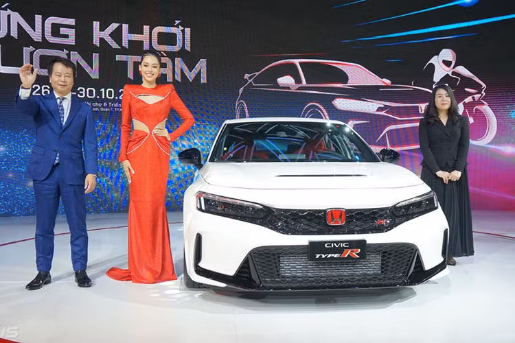 Civic Type R thế hệ thứ sáu được nhập khẩu nguyên chiếc từ Nhật Bản với 5 tùy chọn màu sắc: Trắng; Đỏ; Xanh; Xám; Đen sẽ chính thức được phân phối tại Việt Nam với số lượng giới hạn. Giá xe Honda Civic Type R 2023 chưa công bố, nhưng dự đoán không dưới 2 tỷ đồng. Những chiếc xe đầu tiên sẽ đến tay khách hàng vào Quý 2/2023