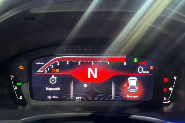 Hộp số vẫn là loại số sàn 6 cấp, hỗ trợ tính năng Rev Matching. Khoang hành lý có dung tích 694 L. Khối động cơ của Civic Type R vẫn là K20 I4, dung tích 2.0L tăng áp. Phiên bản tại Bắc Mỹ chỉ có công suất 320 mã lực và mô-men xoắn 420 Nm, trong khi phiên bản tại Nhật Bản có công suất tối đa hơn 330 mã lực.