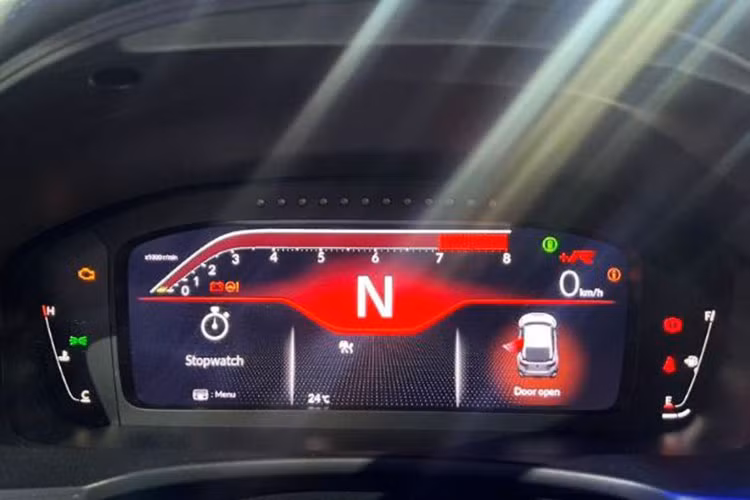 Hộp số vẫn là loại số sàn 6 cấp, hỗ trợ tính năng Rev Matching. Khoang hành lý có dung tích 694 L. Khối động cơ của Civic Type R vẫn là K20 I4, dung tích 2.0L tăng áp. Phiên bản tại Bắc Mỹ chỉ có công suất 320 mã lực và mô-men xoắn 420 Nm, trong khi phiên bản tại Nhật Bản có công suất tối đa hơn 330 mã lực.