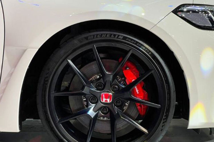 Bộ mâm là loại 5 chấu kép, kích thước 19 inch sơn màu đen mờ cùng kẹp phanh từ thương hiệu Brembo. Phía sau xe được trang bị cánh gió kích thước lớn, ba ống xả đặt giữa cản sau.