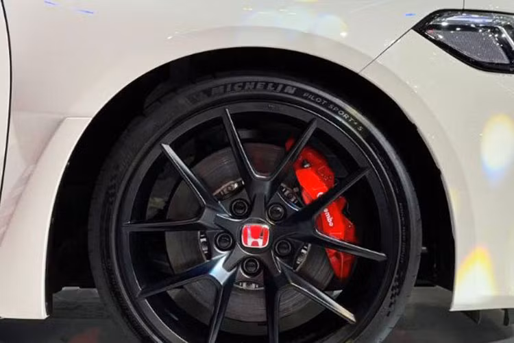 Bộ mâm là loại 5 chấu kép, kích thước 19 inch sơn màu đen mờ cùng kẹp phanh từ thương hiệu Brembo. Phía sau xe được trang bị cánh gió kích thước lớn, ba ống xả đặt giữa cản sau.