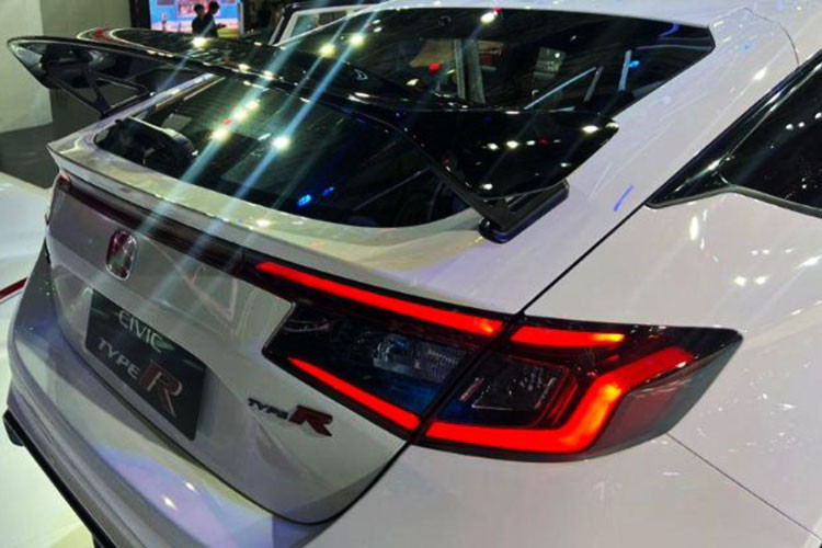 Chiếc Honda Civic Type R xuất hiện tại VMS 2022 sở hữu màu sơn trắng Historic Championship White. So với những biến thể khác, Civic Type R sở hữu bộ lưới tản nhiệt kích thước lớn được sơn đen, hệ thống đèn pha công nghệ LED, khe gió, ốp hông khí động học.