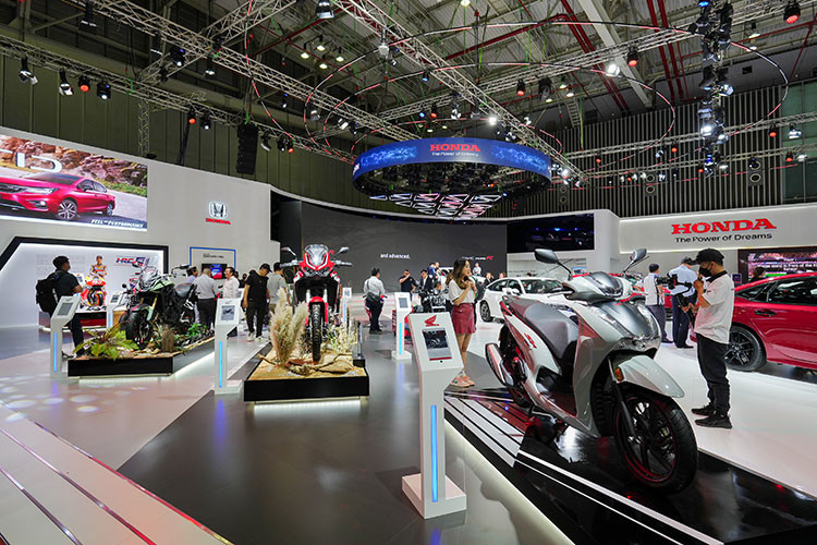 Với chủ đề “Hứng khởi vươn tầm”, gian hàng của Honda được thiết kế theo phong cách hiện đại, với các sản phẩm trưng bày được sắp xếp trên những đường chéo bứt phá kết hợp cùng màu sắc nổi bật, hướng tới tương lai với phong cách thể thao đầy cá tính.