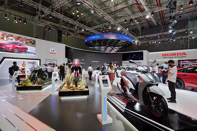 Với chủ đề “Hứng khởi vươn tầm”, gian hàng của Honda được thiết kế theo phong cách hiện đại, với các sản phẩm trưng bày được sắp xếp trên những đường chéo bứt phá kết hợp cùng màu sắc nổi bật, hướng tới tương lai với phong cách thể thao đầy cá tính.