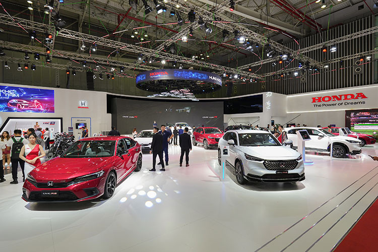 Đến với Triển lãm VMS 2022, Honda Việt Nam tham dự với gian hàng có tổng diện tích lên tới 1000 m2, lớn nhất tại triển lãm, hứa hẹn mang đến cho khách hàng nhiều mẫu xe trưng bày đa dạng cùng những trải nghiệm thú vị.