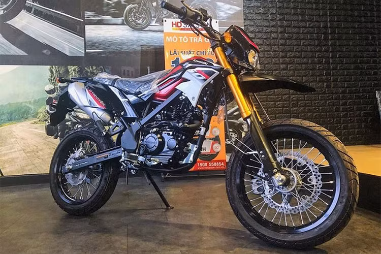 Kawasaki D-Tracker 150 giá 79 triệu đồng, được đánh giá là phiên bản “cào cào phố” của KLX 150. So với mẫu KLX150, D-Tracker thiên về đi phố hàng hơn với bộ lốp trơn, thay vì lốp gai to trên KLX 150. Ngoài ra, D-Tracker 150 còn có 1 số chi tiết khác biệt như: bộ vành trước sau có đường kính chỉ 17 inches, không có giò đạp, chiều cao yên xe thấp...