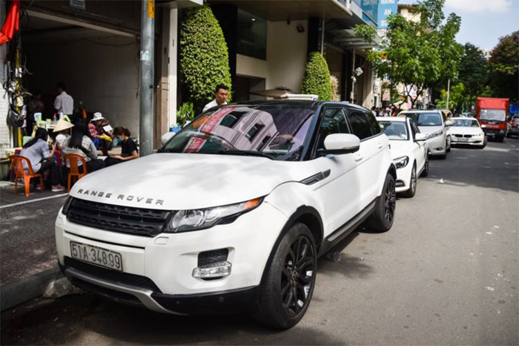 Không gian nội thất của xe tạo cảm giác khá hiện đại nhưng vẫn quen thuộc như những dòng xe phổ biến của hãng. Các trang bị trên xe bao gồm hệ thống kiểm soát khí hậu, kiểm soát hành trình, radio vệ tinh, màn hình heads-up, Bluetooth và kết nối USB... cùng nhiều tính năng mới nhất.