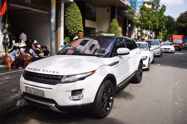 Không gian nội thất của xe tạo cảm giác khá hiện đại nhưng vẫn quen thuộc như những dòng xe phổ biến của hãng. Các trang bị trên xe bao gồm hệ thống kiểm soát khí hậu, kiểm soát hành trình, radio vệ tinh, màn hình heads-up, Bluetooth và kết nối USB... cùng nhiều tính năng mới nhất.