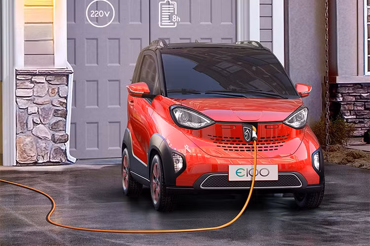  Xe ôtô điện Baojun E100 có kích cỡ tí hon được sản xuất bởi liên doanh SAIC-GM-Wuling nhằm phụ vụ thị trường nội địa Trung Quốc. Nó đã chính thức được bày bán rộng rãi từ năm ngoái, và mới đây nhà sản xuất đã tiến hành cập nhật thêm cho nó một số tính năng, gia tăng cự li chuyển và đồng thời đẩy mức giá bán lên một chút cho tương xứng.