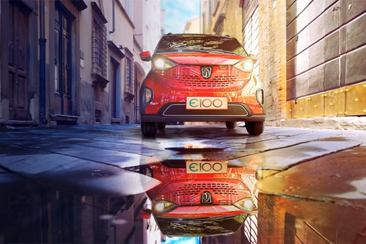 Chiếc xe ôtô điện Trung Quốc cũng được hưởng lợi từ hộp chứa đồ và tay vịn cửa mới ở phiên bản tiêu chuẩn, và thêm cả gương chiếu hậu có thể tự động gấp lại và camera đi lùi trong phiên bản đắt giá hơn.