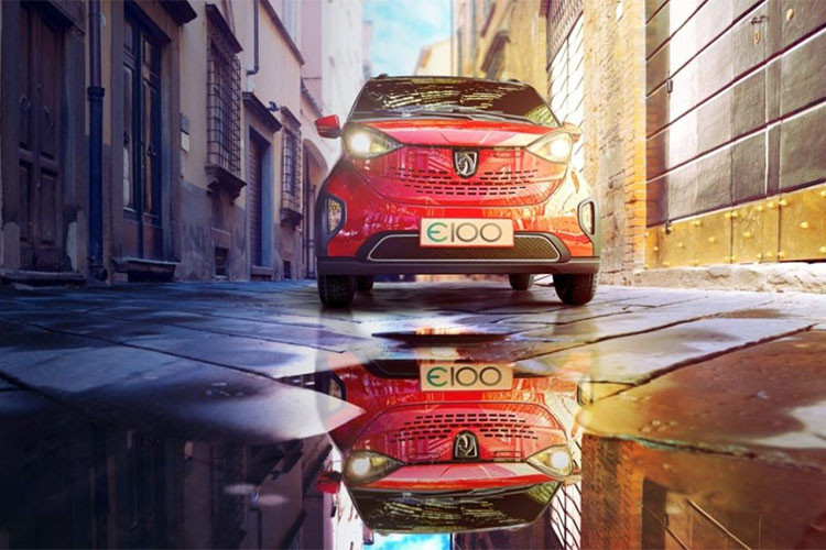 Chiếc xe ôtô điện Trung Quốc cũng được hưởng lợi từ hộp chứa đồ và tay vịn cửa mới ở phiên bản tiêu chuẩn, và thêm cả gương chiếu hậu có thể tự động gấp lại và camera đi lùi trong phiên bản đắt giá hơn.