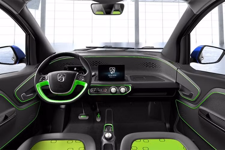 Ngoài ra, liên doanh SAIC-GM-Wuling còn miễn phí lắp đặt trang bị sạc điện nhà cho khách hàng mua xe và đặc biệt là sạc điện miễn phí cho mọi chiếc E100 được mua mới cho tới cuối năm 2018 này.