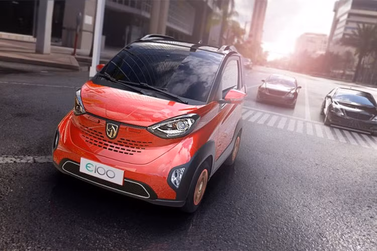 Người mua có thể tiếp cận hai phiên bản, với mức giá 46.800 nhân dân tệ (tương đương 165 triệu đồng) và 59.800 nhân dân tệ (tương đương 211 triệu đồng) sau các mức hỗ trợ ưu đãi địa phương và quốc gia. Giờ đây, chiếc xe điện bé nhỏ có giá bản tiêu chuẩn đắt hơn 11.000 nhân dân tệ (tương đương 38 triệu đồng) so với trước đây.