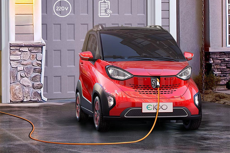  Xe ôtô điện Baojun E100 có kích cỡ tí hon được sản xuất bởi liên doanh SAIC-GM-Wuling nhằm phụ vụ thị trường nội địa Trung Quốc. Nó đã chính thức được bày bán rộng rãi từ năm ngoái, và mới đây nhà sản xuất đã tiến hành cập nhật thêm cho nó một số tính năng, gia tăng cự li chuyển và đồng thời đẩy mức giá bán lên một chút cho tương xứng.