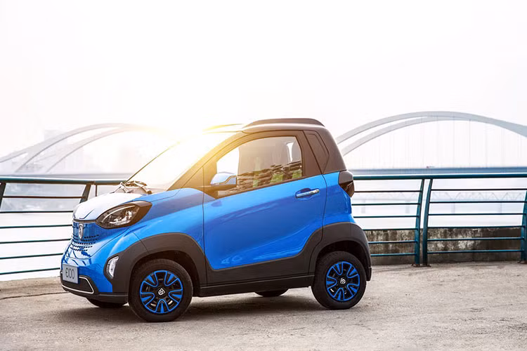 Trên thân xe có kích thước dài 2.488 mm, rộng 1.506 mm và cao 1.617 mm, va trọng lượng chỉ 800 kg, Baojun E100 có ghế ngồi cho hai người. Nó có tốc độ tối đa là 100 km/h, và được bán kèm gói bảo hiểm tổng thể trong vòng 3 năm hoặc 60.000 km đi được, và bảo 8 năm hoặc 120.000 km cho những phụ tùng chính.