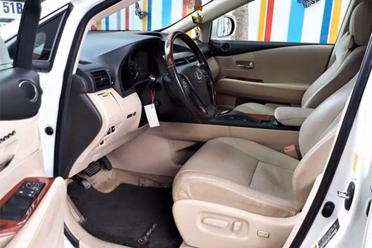 Điểm nhấn đáng chú ý nhất của những chiếc xe sang mang thương hiệu ôtô Lexus luôn là không gian nội thất sang trọng và cao cấp. Ghế ngồi bọc da màu trắng kem, ghé lái chỉnh điện 8 hướng tích hợp sưởi, vô-lăng 3 chấu bọc da, ốp gỗ tích hợp nhiều phím chức năng xử lý nhanh.