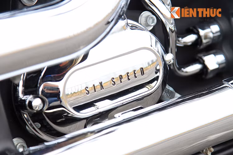 Động cơ của chiếc Softail cũng được ứng dụng công nghệ phun xăng tuần tự hiện đại nhất (Electronic Sequential Port Fuel Injection – ESPFI) độc quyền của Harley-Davidson.