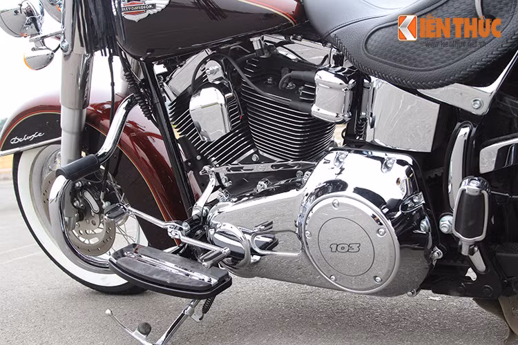 Sở hữu khối động cơ Twin Cam 103™ (1690cc) mạnh mẽ làm mát bằng không khí, hộp số 6 cấp Six-Speed Cruise Drive cung cấp công suất lớn cho quá trình di chuyển. Đây chắc chắn không phải là một cỗ máy “cổ điển” như vẻ bề ngoài của nó. 