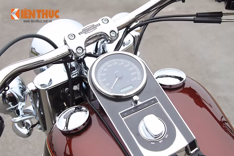 Softail Deluxe được trang bị ghi đông bản rộng, đặt thấp, kết hợp với tư thế ngồi thấp cho cảm giác ngồi bề thế, tăng tính ổn định khi cầm lái.