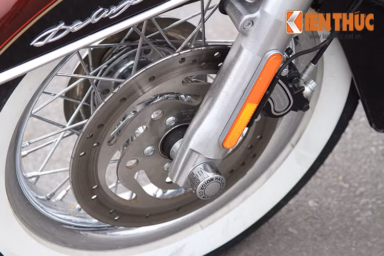 Giảm xóc trước của Softail Deluxe dùng loại thủy lực FL đặt nghiêng với thiết kế đơn giản truyền thống. Bộ chắn bùn cũng cùng “ăn tông” với xe theo đúng phong cách đặc trưng của Harley được thêm dòng chữ “Deluxe” cách điệu làm tôn thêm vẻ độc đáo của chiếc xe.