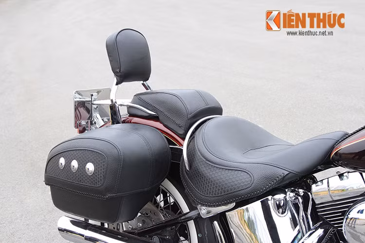 Yên xe da được thiết kế gọn theo những nét hoài cổ của thập niên 50 tạo cảm giác khá thoải mái cho người lái. Đồng thời yên cho người ngồi sau được làm tách riêng và thêm tấm tựa lưng cho cảm giác vô cùng thư giãn trong những chuyến đi dài.