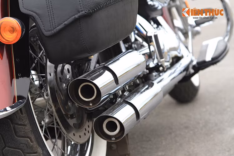 Xe được trang bị đôi phanh đĩa 4 piston kết hợp ABS cho cả bánh trước và sau. Cả hai bánh đều được dùng nan hoa đũa mạ crôm sáng như những chiếc Harley khác.