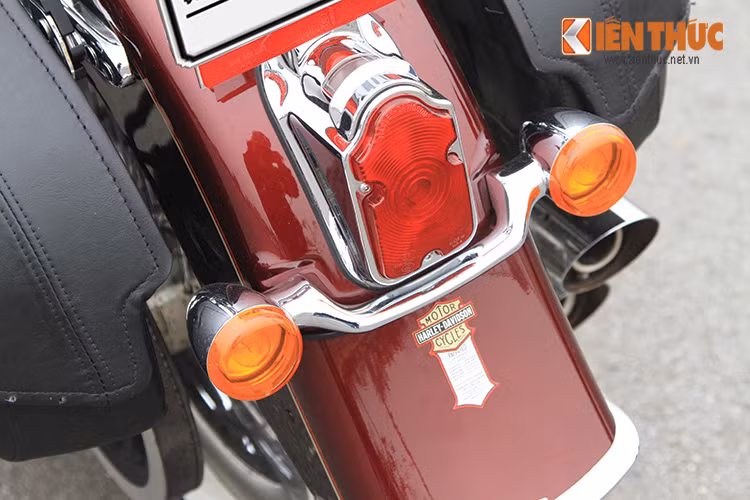 Đuôi xe được thiết kế với kiểu dáng cổ điển với đèn hậu nhỏ cùng cặp xi nhan kiểu truyền thống. Bộ ống xả kép đặt so le với bộ giảm thanh đôi ngắn cho tiếng nổ đặc trưng của dòng Softail Deluxe.