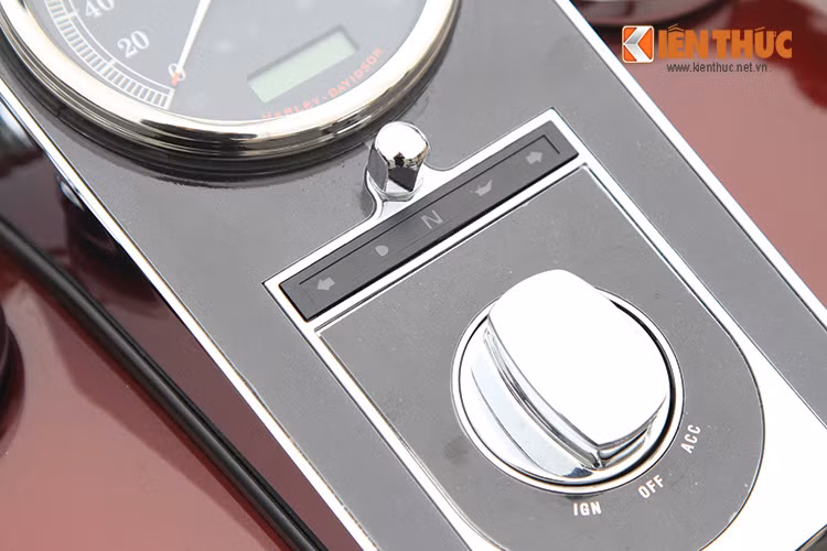 Bình xăng 18,9 lít được tích hợp đồng hồ hiển thị tốc độ mạ crôm ngay phía trên bình xăng. Hệ thống hiển thị của Softail Deluxe cũng rất đơn giản và dễ sử dụng.