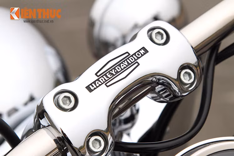 Nhiều chi tiết của xe được mạ crom sáng bóng, đi kèm là logo biểu tượng mang dấu ấn của nhà sản xuất môtô danh tiếng đến từ Mỹ.