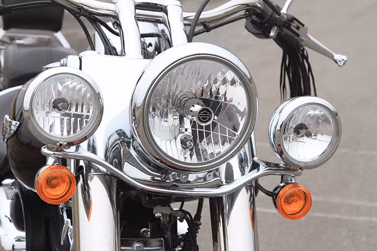 Ngay từ cái nhìn đầu tiên, bạn sẽ lập tức bị thu hút bởi dàn đèn ấn tượng của Softail Deluxe. Chúng gồm một đèn pha chính, 2 đèn phụ và đôi đèn xi-nhan được gắn một cách tinh tế với đôi đèn phụ.