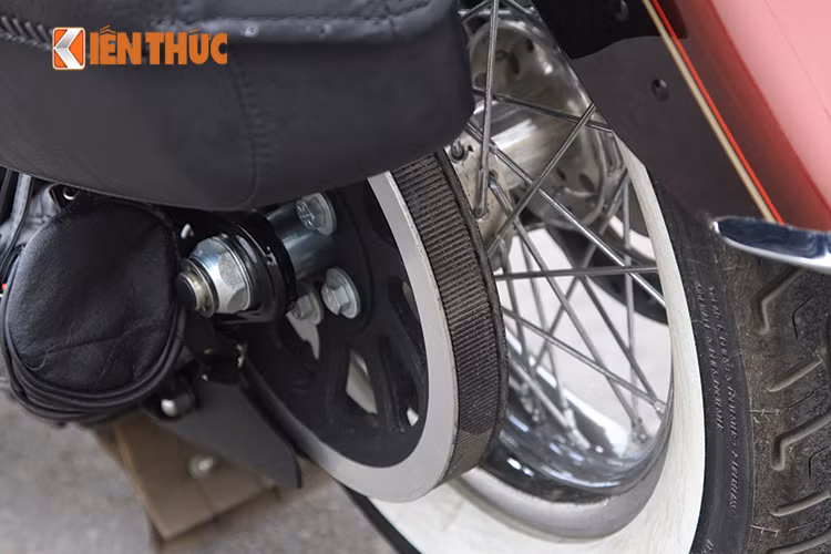 Là một chiếc xe trong dòng Softail, hệ thống treo sau của xe rất đặc biệt mà ta chỉ có thể tìm thấy ở Harley-Davidson. Hệ thống treo của xe dùng bộ khung cứng với 2 bộ giảm chấn đặt ngang để tạo cho chiếc xe vẻ cổ điển và tạo độ êm ái khi vận hành.