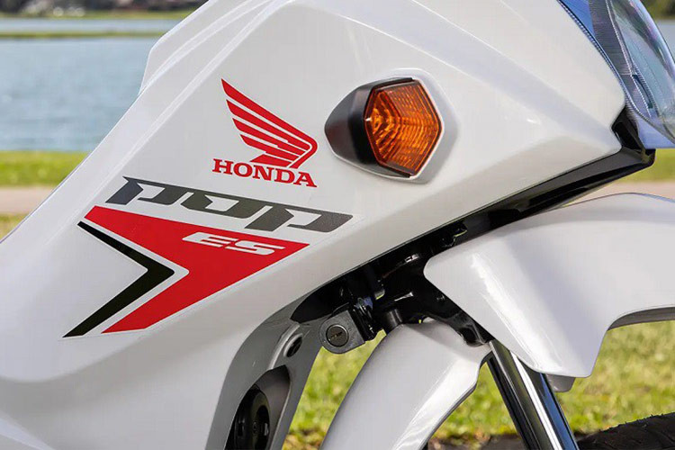 Xe sử dụng vành nan hoa với kích thước bất đối xứng với vành trước 17 inch nhưng phía sau chỉ 14 inch. Kèm theo đó, xe cũng được trang bị hệ thống giảm xóc trước ống lồng và giảm xóc sau lò xo đôi tạo ổn định khi vận hành.