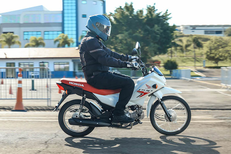 Mô-men xoắn cực đại giữ nguyễn ở 9,2 Nm tại 5.000 vòng/phút. Đáng chú ý là xe cũng được trang bị phun xăng điện tử PGM-FI và hệ thống khởi động bằng điện, sử dụng hộp 4 số tròn như Honda Wave tại Việt Nam.