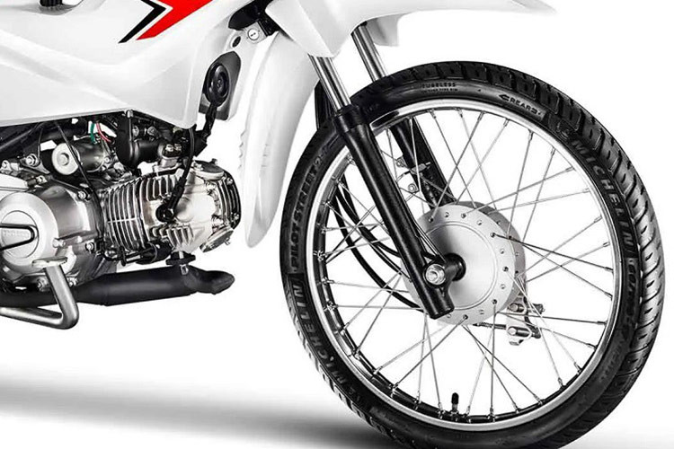 Honda Pop 110i ES sử dụng toàn bộ đèn halogen, ngoài ra thì các trang bị khác cũng dừng lại ở mức cơ bản và có phần hơi lỗi thời, chẳng hạn như đồng hồ cơ, phanh trước sau đều là phanh đùm hay chìa khóa cơ...