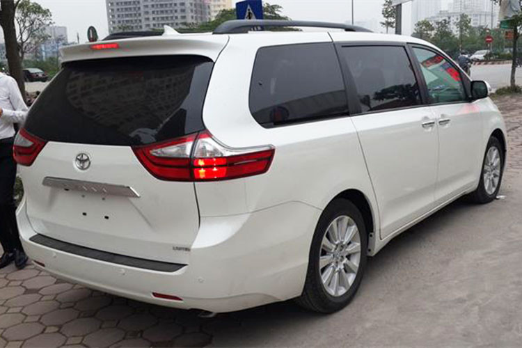 Được sản xuất chủ yếu dành cho thị trường Mỹ từ năm 1997, Toyota Sienna đã được nhiều khách hàng ưa chuộng khi lựa chọn xe cho gia đình, đặc biệt khi có đông trẻ nhỏ do cực tiện dụng và nội thất rộng rãi. Thế hệ Sienna hiện tại có mặt từ năm 2010, chính vì vậy phiên bản Toyota Sienna 2018 đã được Toyota nâng cấp khá triệt để.