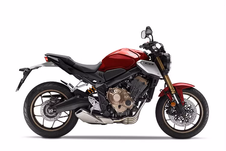 Mặt đồng hồ được thiết kế mới hướng đến việc gia tăng độ phản chiếu, giúp người dùng dễ dàng quan sát các chỉ số khi điều khiển xe trên đường. Phuộc trước trên phiên bản mới nay có thể cho phép khách hàng tự tùy chỉnh tải trước, giúp người dùng định hình phong cách lái của cá nhân. Bên cạnh hai màu Đen Bạc và Đỏ Đen Bạc, phiên bản mới được bổ sung màu Xám Đen Bạc mới, tôn lên sự khỏe khoắn và mạnh mẽ cho chủ sở hữu.