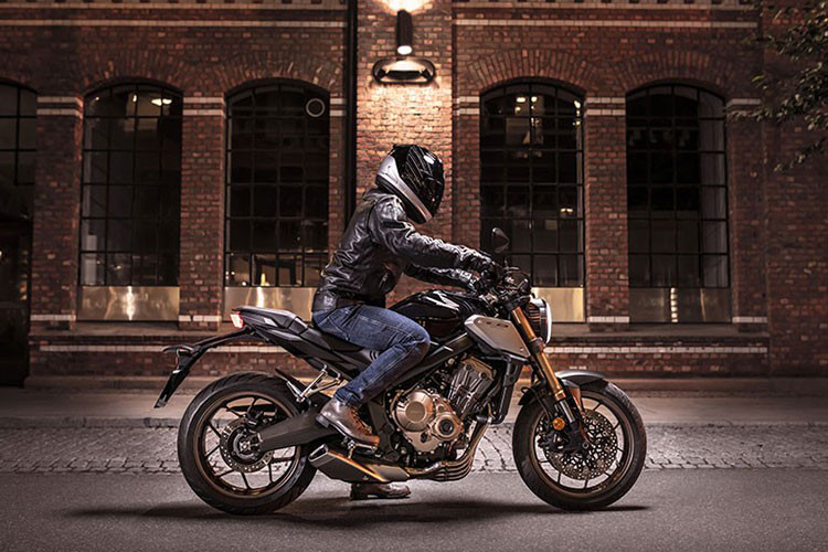 Xe tiếp tục được trang bị khối động cơ 649cc, DOHC 16 van, công suất cực đại 70kW tại vòng tua 12,000 vòng/phút, mô men xoắn tối đa 63Nm tại vòng tua 9,500 vòng/phút. Động cơ của mẫu xe tự hào đạt tiêu chuẩn khí thải EURO5. Hướng đến sự tiện lợi hóa trong di chuyển cũng là một trong những mục tiêu mà nhà sản xuất đặt ra. Chính vì vậy, phiên bản mới được trang bị thêm cổng sạc USB đặt dưới yên sau của xe, giúp người lái có thể sạc các thiết bị khi cần thiết.