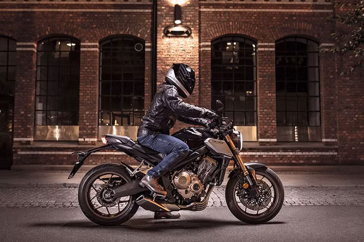 Xe tiếp tục được trang bị khối động cơ 649cc, DOHC 16 van, công suất cực đại 70kW tại vòng tua 12,000 vòng/phút, mô men xoắn tối đa 63Nm tại vòng tua 9,500 vòng/phút. Động cơ của mẫu xe tự hào đạt tiêu chuẩn khí thải EURO5. Hướng đến sự tiện lợi hóa trong di chuyển cũng là một trong những mục tiêu mà nhà sản xuất đặt ra. Chính vì vậy, phiên bản mới được trang bị thêm cổng sạc USB đặt dưới yên sau của xe, giúp người lái có thể sạc các thiết bị khi cần thiết.