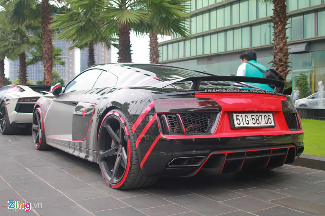 Audi R8 V10 Plus sở hữu động cơ hút khí tự nhiên V10 5.2L, sản sinh công suất 610 mã lực và mô-men xoắn 560 Nm, có thể tăng tốc 0-100 km/h trong khoảng 3,2 giây. Ảnh: Huy Bách.