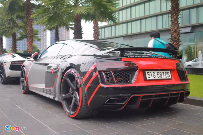 Audi R8 V10 Plus sở hữu động cơ hút khí tự nhiên V10 5.2L, sản sinh công suất 610 mã lực và mô-men xoắn 560 Nm, có thể tăng tốc 0-100 km/h trong khoảng 3,2 giây. Ảnh: Huy Bách.