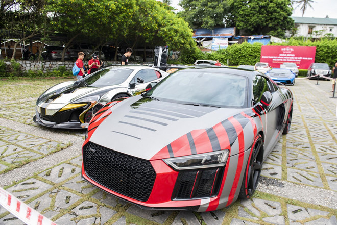 Tại Car Passion 2019, Cường Đô La và Đàm Thu Trang điều khiển Audi R8 V10 Plus. Siêu xe được khoác bộ decal hoàn toàn mới thay cho nước sơn đen nguyên bản. Theo doanh nhân này, toàn bộ công đoạn từ thiết kế cho đến thi công đều được thực hiện bởi đội ngũ đến từ Tây Ban Nha.