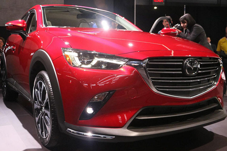 Trên chiếc crossover cỡ nhỏ CX-3 mới nhà Mazda đã được cải tiến nhẹ nhàng ở ngoại thất như cụm lưới tản nhiệt mới với 4 nan ngang mạ chrome thay thế cho loại 7 nan ở phiên bản 2017, đèn hậu phía sau được tinh chỉnh lại sử dụng LED hoàn toàn.